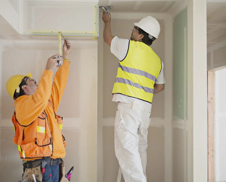 osoby stawiające ściany