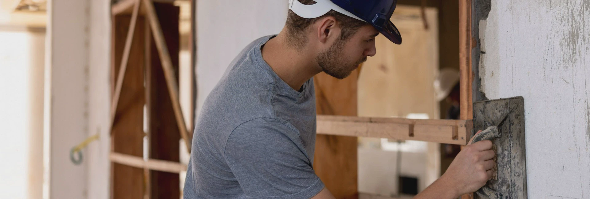 budowlaniec podczas pracy